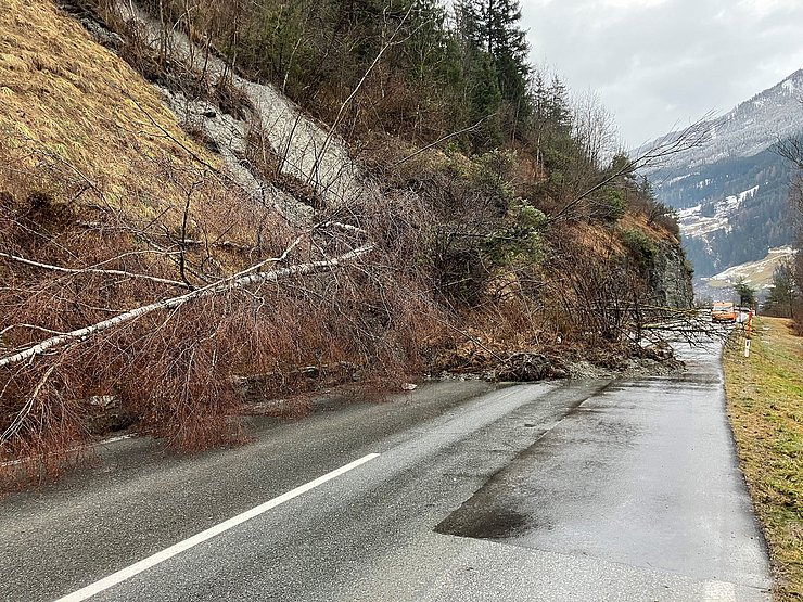 Foto des Erdrutsches auf der L76 Landecker Straße