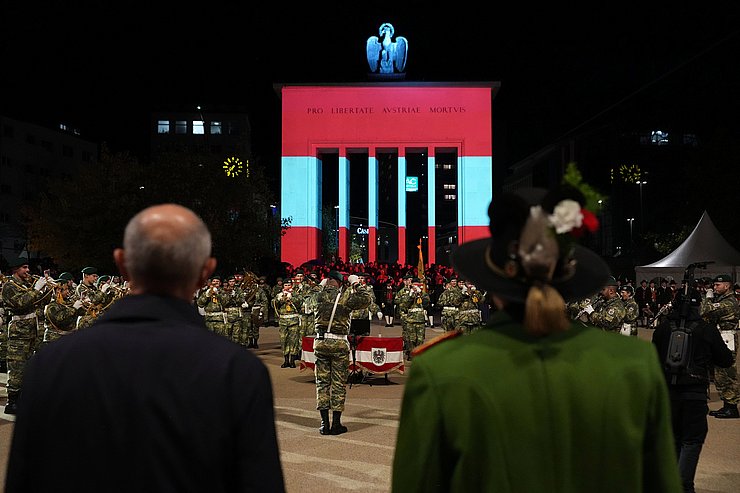 © Land Tirol/Jovanovic Feierliche Aufführung des Großen Zapfenstreichs am Landhausplatz in Innsbruck.