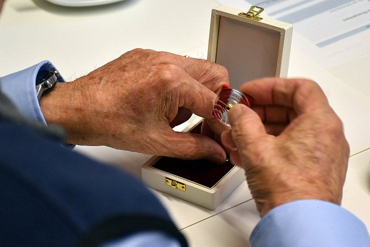 © Land Tirol/Jansenberger Nahaufnahme Ehrenzeichen