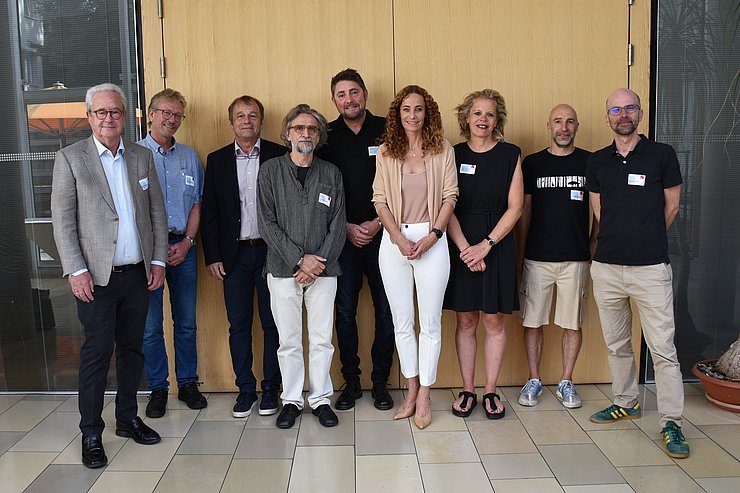 Personen nebeneinander aufgereiht