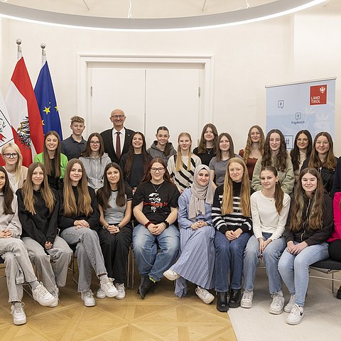 Gruppenfoto mit LH Mattle und der Schulklasse