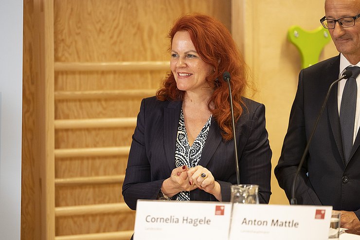 Hagele lächelnd am Podium.