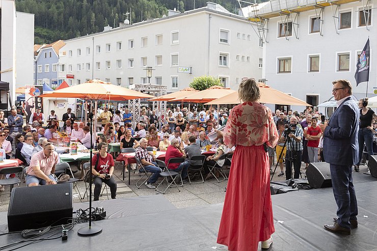 © Land Tirol/Die Fotografen Platter von hinten auf der Bühne