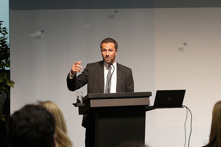 Dornauer auf Bühne sprechend