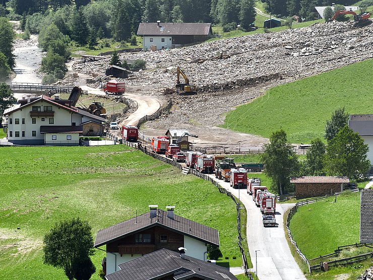 © Land Tirol Nach den Murenabgängen in Gschnitz laufen die Aufräumarbeiten auf Hochtouren.
