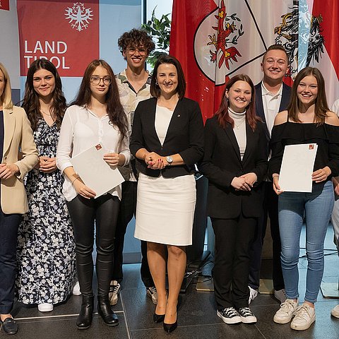 Die Österreich-Siegerinnen in ihren jeweiligen Kategorien mit v. li. Bernadett Humer (Sektionschefin Bundeskanzleramt), Pia Feletar (LBS Tamsweg), Jessica Chiara Marc (BHAS Oberpullendorf), Nathan Laimer (Sprachengymnasium Meran), Jugendlandesrätin Astrid Mair, Juliane Rössler (HTL Anichstraße Innsbruck), Maximilian Sprenger (BHAK Wörgl), Johanna Klampfl (PTS Friedberg) und Lena Peisel (BG/BRG/BORG Köflach). 