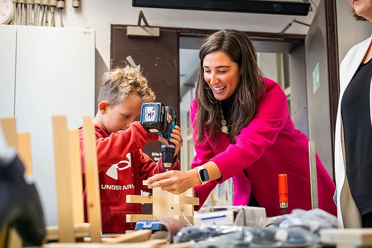 © Tiroler Landtag/Christanell In der Tischlerei assistierten die Abgeordneten den jungen HandwerkerInnen...