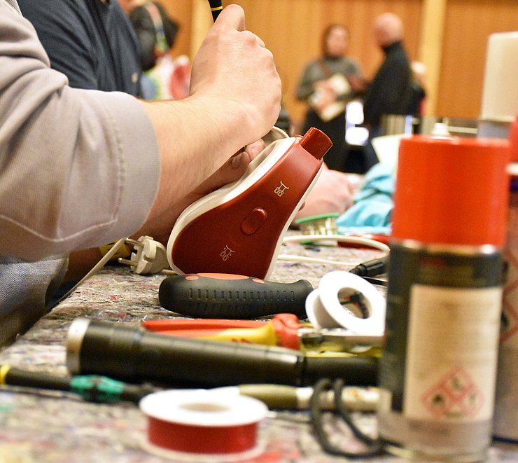 © Land Tirol/Feuersinger Person schraubt Handmixer auf