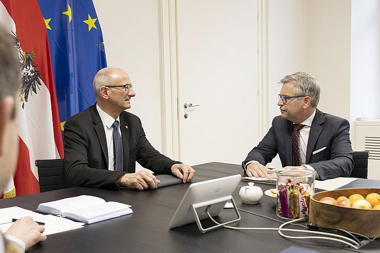 LH Mattle und Finanzministerbrunner am Tisch sitzend
