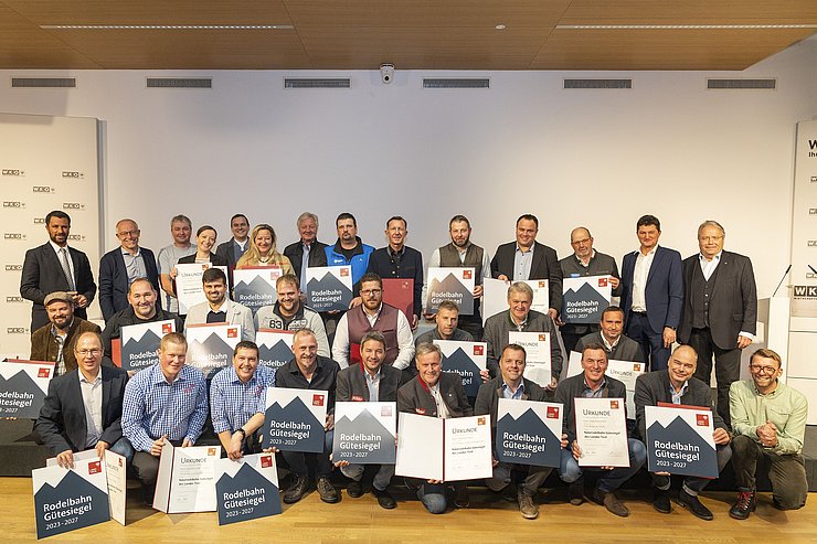 Gruppenfoto aller Geehrten mit den Rodelgütesiegeln in der Hand