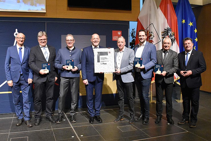 Gruppenfoto mit der Urkunde in der Hand