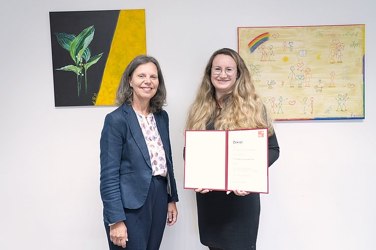 © Land Tirol/Dominik Personen stehen nebeneinander, Lisowska hält Dekret