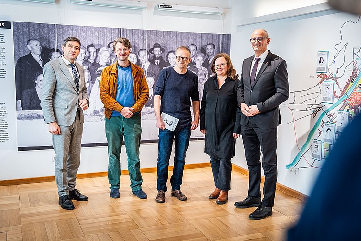 V. l.: Landesamtsdirektor Herbert Forster, die beiden Ausstellungskuratoren Dominik Markl und Niko Hofinger, Hilde Strobl (Kuratorin der Rahmenausstellung „Vom Gauhaus zum Landhaus“) und LH Anton Mattle.