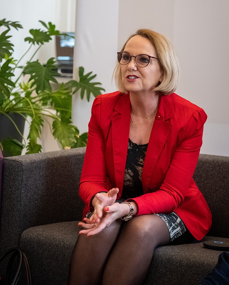 Kinder- und Jugendanwältin Elisabeth Harasser erörterte gemeinsam mit den SchülerInnen, wie es mit ihren Rechten aussieht, etwa beim Ausgehen oder der politischen Partizipation.