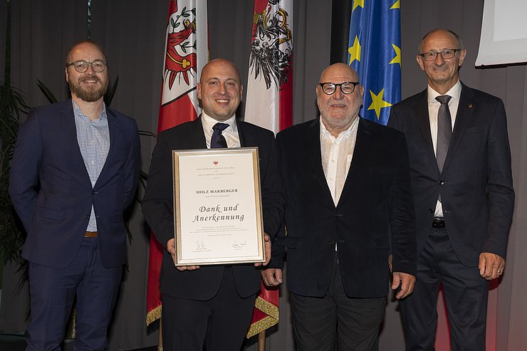 LR Mattle mit den Vertretern der Holz Marberger GmbH.