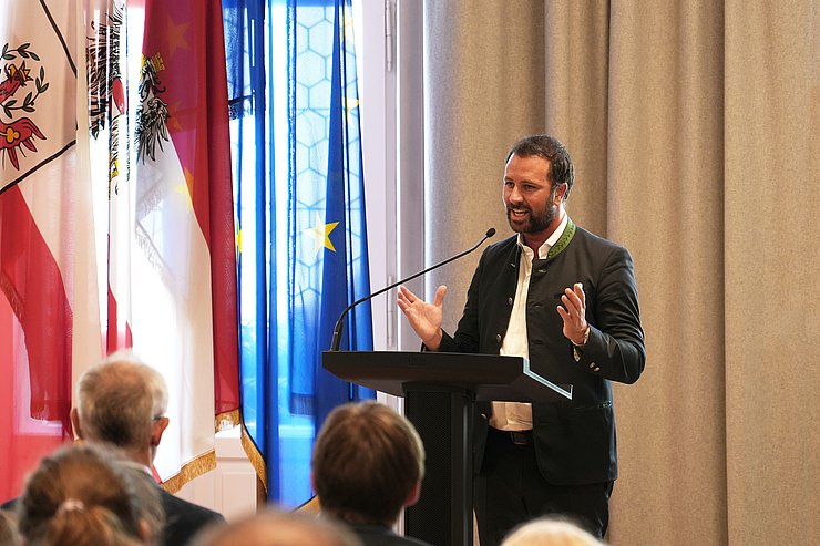 © Land Tirol/Pölzl Dornauer redend an Podium