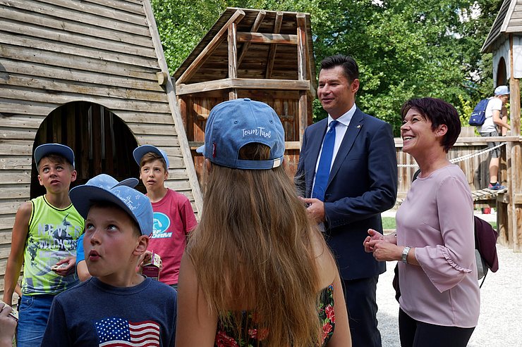© Landtagsdirektion/Oswald LTPin Ledl-Rossmann und Botschafter Scherba im Gespräch mit den Kindern.