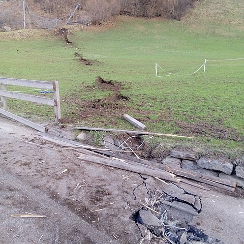 Eine scheibenförmige Steinplatte in der Größe von 5 x 3 Metern hat sich abgelöst. Diese hat die bestehenden Steinschlagschutznetze überwunden, übersprang die Franz-Senn-Straße und kam erst in einer Hausecke eines Wohngebäudes zum Stehen. 