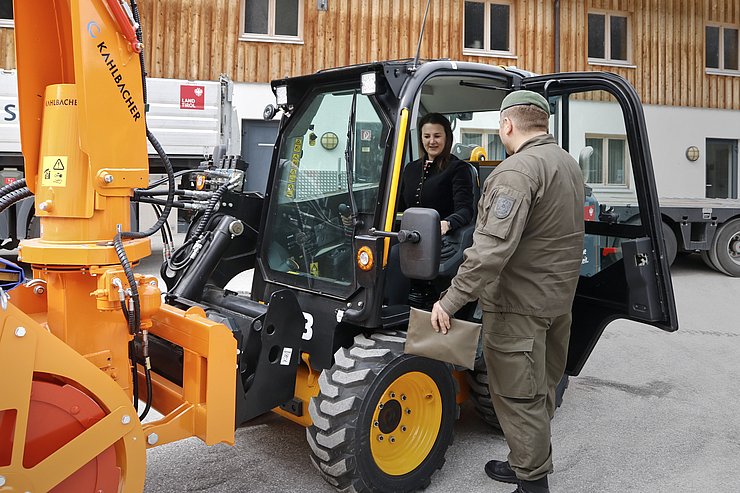 © Österreichisches Bundesheer/Martin Hörl mair in Minibagger sitzend