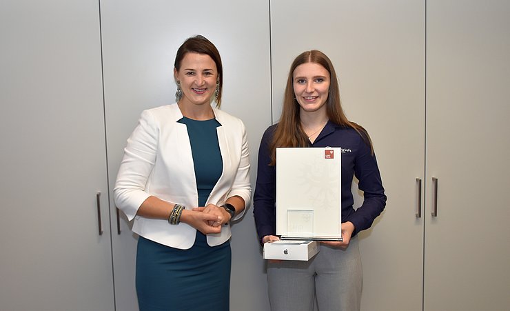 © Land Tirol/Gerzabek Arbeits- und Jugendlandesrätin Astrid Mair gratulierte Emma Huber zum "Lehrling des Monats 2024".