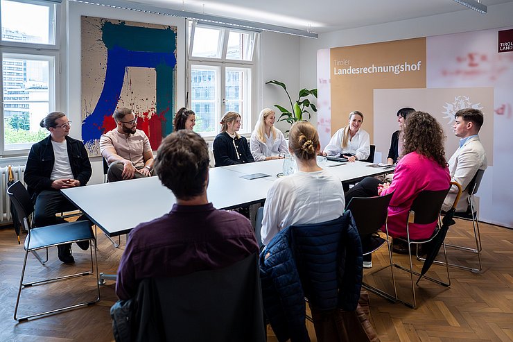 © Landtagsdirektion/Christanell Studierende zu Gast am LRH Tirol