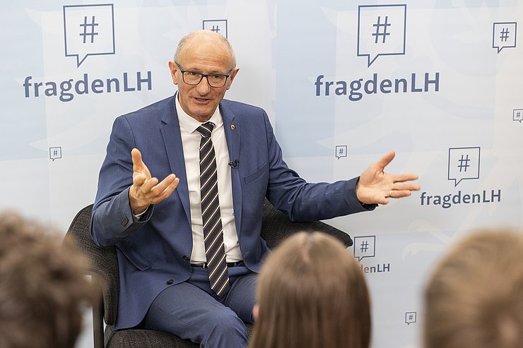 © Land Tirol/Die Fotografen Landeshauptmann Anton Mattle im Gespräch.