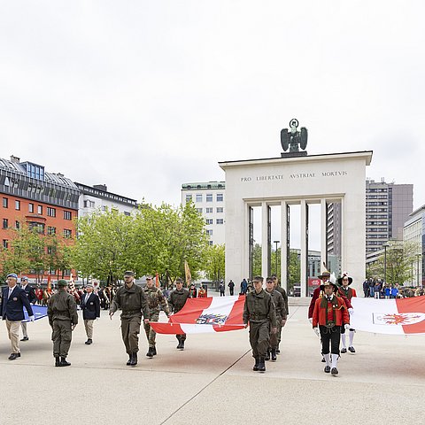 80 Ende Zweiter Weltkrieg, 70 Jahre Staatsvertrag, 30 Jahre EU-Beitritt Österreichs – aus diesem Anlass luden das Land Tirol und das Österreichische Bundesheer zu einem Festakt am Landhausplatz.