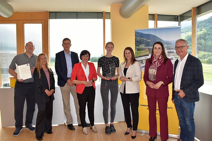 V. li. bei der Auszeichnungsfeier in Schwaz Michael Enders (Lehrlingsausbilder Adler-Lacke), Nelly Gorka (stellvertretende Direktorin Tiroler Fachberufsschule für Ernährung, Schönheit, Chemie, Medien, Pflege), Albert Rössler (Geschäftsleiter Forschung und Entwicklung Adler-Lacke), Andrea Ager (Vizepräsidentin Arbeiterkammer Tirol), „Lehrling des Monats Mai 2025“ Viktoria Geisler, Arbeits- und Jugendlandesrätin Astrid Mair, Victoria Weber (Bgm Schwaz) und Stefan Bletzacher (Bezirksstellenleiter Schwaz Wirtschaftskammer Tirol).       
