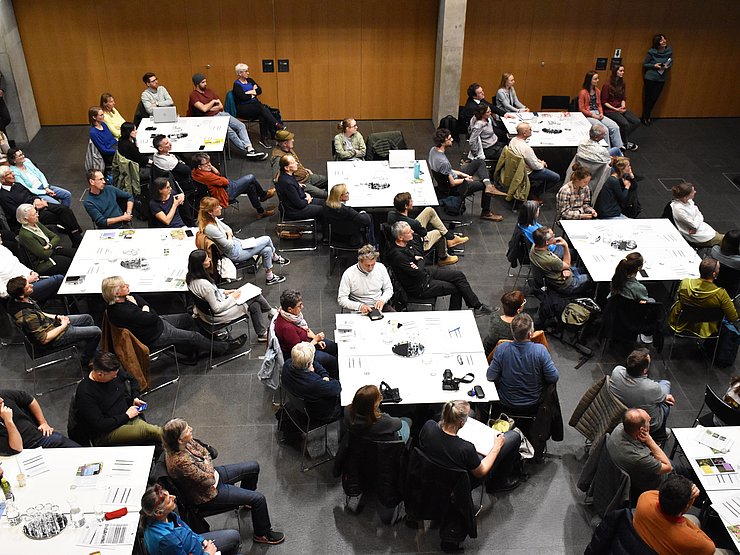 Gruppenaufnahme Saal von oben