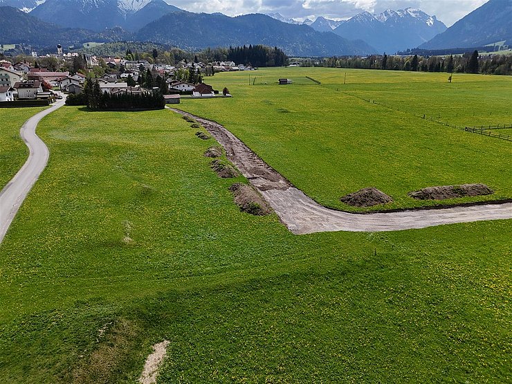Baubeginn am Hochwasserdamm obere Lüss mit der Schüttung der Baustraße - Mai 2025