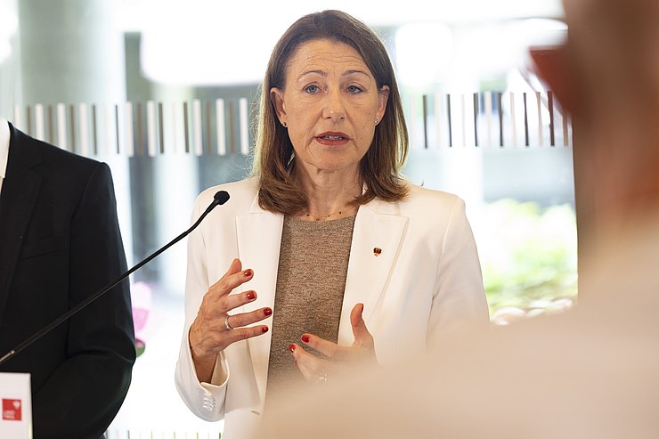 © Land Tirol/Die Fotografen Annette Leja am Rednerpult