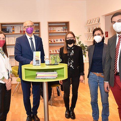 LR Mattle (2. v. links) mit MitarbeiterInnen des InfoEcks am Innsbrucker Bozner Platz, darunter Info-Eck-GF Christopher Bindra (rechts).