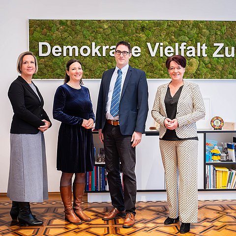 Landtagspräsidentin Sonja Ledl-Rossmann (4.v.li.) mit Landesvolksanwältin Doris Winkler-Hofer (1.v.li.), LVAin-Stv.in Sophia Wildauer und Behindertenanwalt Kristof Widhalm
