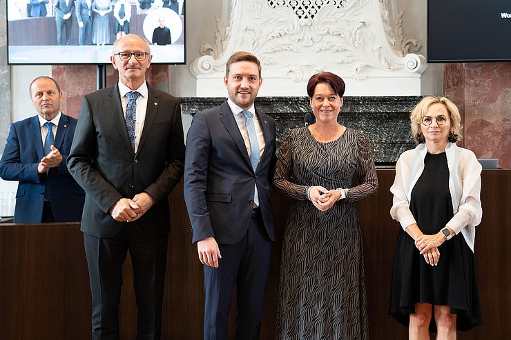 Der neu gewählte 1. Landtagsvizepräsident Dominik Mainusch (2.v.l.) mit (v.l.) LH Anton Mattle, LTPin Sonja Ledl-Rossmann und 2. VPin Elisabeth Blanik