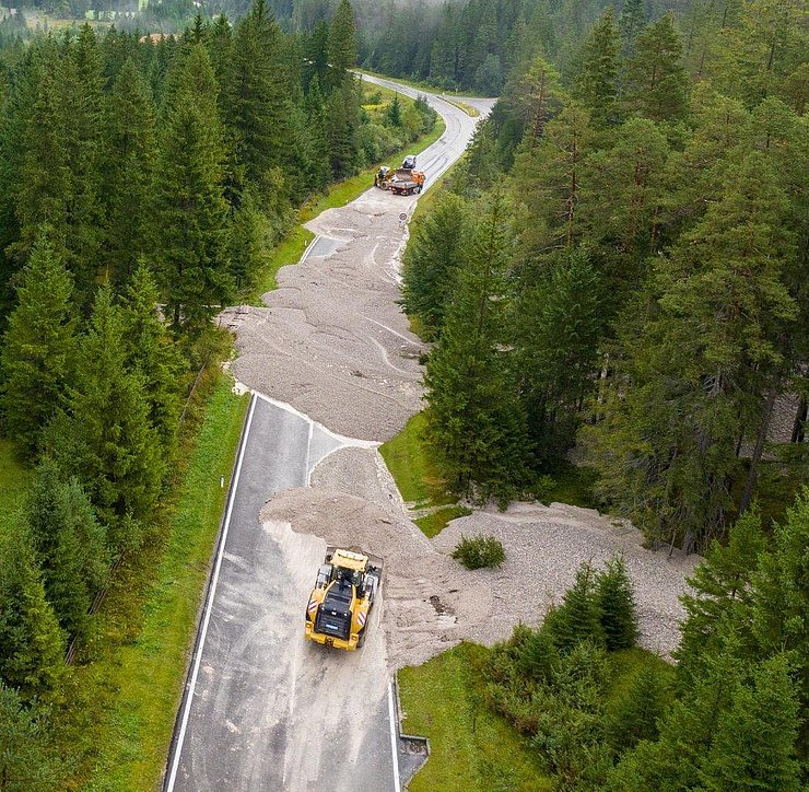Luftaufnahme von der verschütteten Straße.