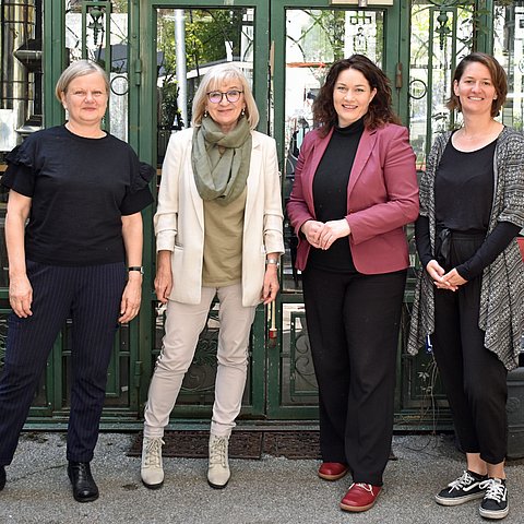 Die neue Koordinationsstelle für Klimakultur wurde heute vorgestellt. Im Bild v.l. Helene Schnitzer, TKI, LRin Beate Palfrader, LHStvin Ingrid Felipe und Lisa Prazeller, Klimabündnis