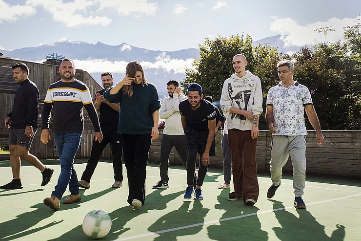 Menschen stehen nebeneinander und lachen