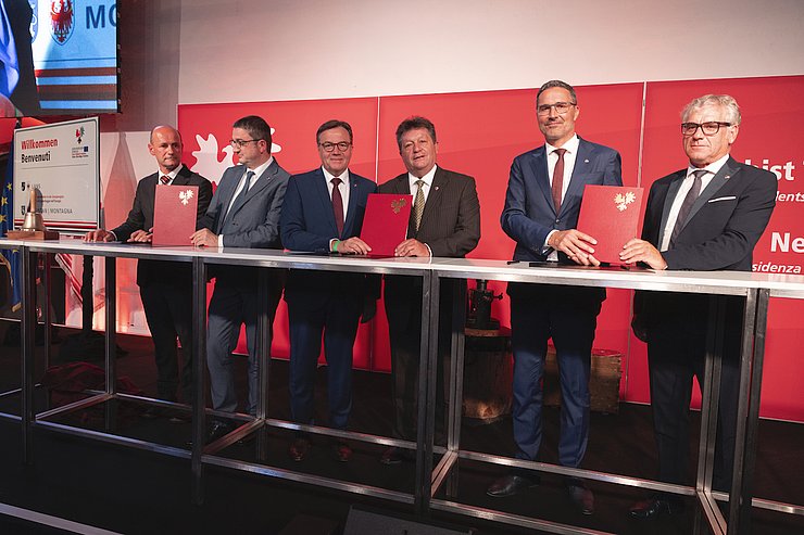 © Land Tirol/Sedlak Der Euregio-Kooperationsvertrag der Gemeindeverbände ist unterzeichnet. Mit v.li.: Trentiner Gemeindeverbandspräsident Paride Gianmoena, LH Maurizio Fugatti, LH Günther Platter, Ernst Schöpf, LH Arno Kompatscher und Südtirols Gemeindeverbandspräsident Andreas Schatzer.