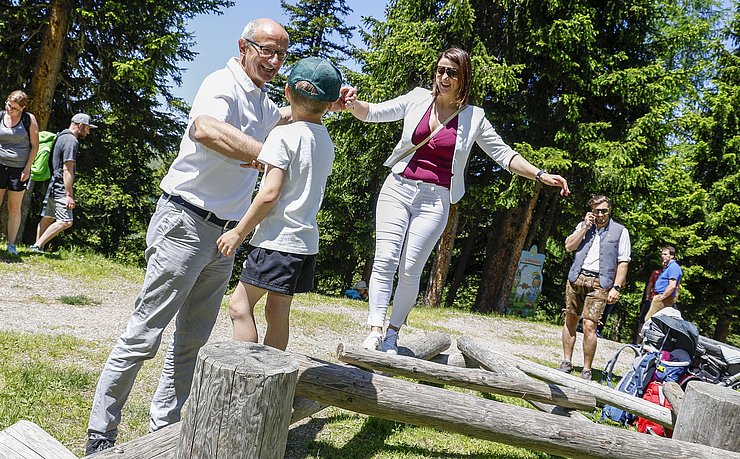 LH Anton Mattle und LRin Astrid Mair spielten fleißig im Lauserland mit.