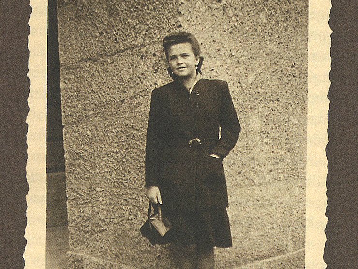 © privat Ein schwarz-weiß Bild von Anna B. als junge Erwachsene.