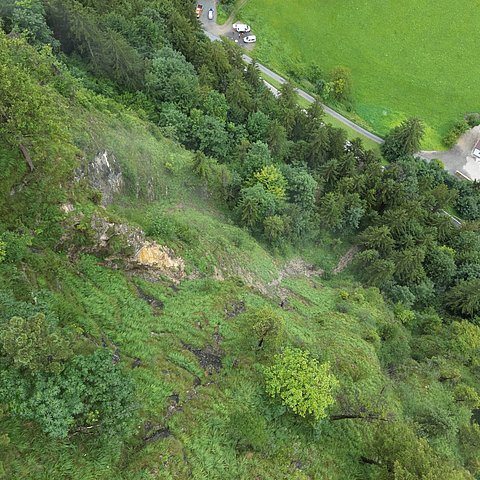 Felssturz oberhalb der Straße/ Drohnenaufnahme