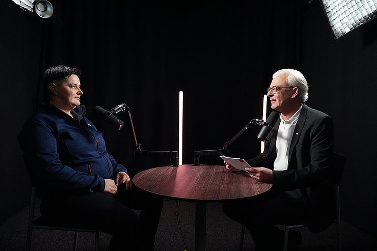 © Land Tirol/Reiter Frau und Mann im Gespräch