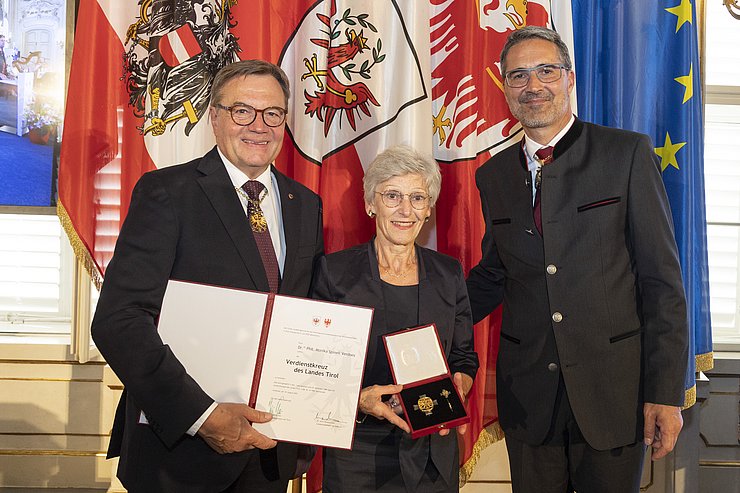 Unter den Südtiroler Geehrten war unter anderem Monika Spinell Verdoes für ihre Verdienste um die Bildung hörgeschädigter Kinder durch Einführung der muttersprachlich reflektierenden Lautsprachmethode. 