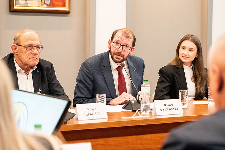 Dekan Jürgen Fuchsbauer (Mitte) und Universitätsrat Klaus Schröder erläuterten bei einem Treffen mit der Uni Uschgorod die universitären Kooperationsmöglichkeiten.