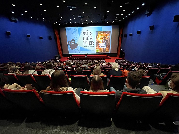 © Land Tirol/Doppelbauer-Ladner SchülerInnen aus ganz Tirol sitzen im Kinosaal im Metropol Kino bei der Filmreihe Südlich(t)er
