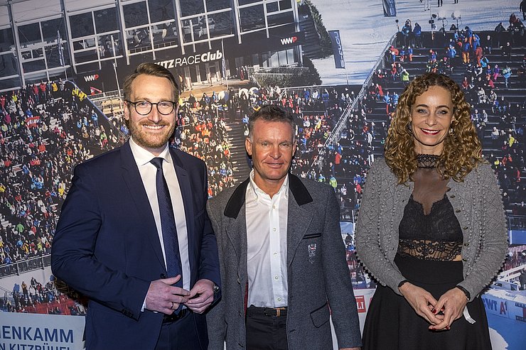 (v.li.) LHStv Philip Wohlgemuth, Martin Falch (Behindertensportler des Jahres), LRin Eva Pawlata. 