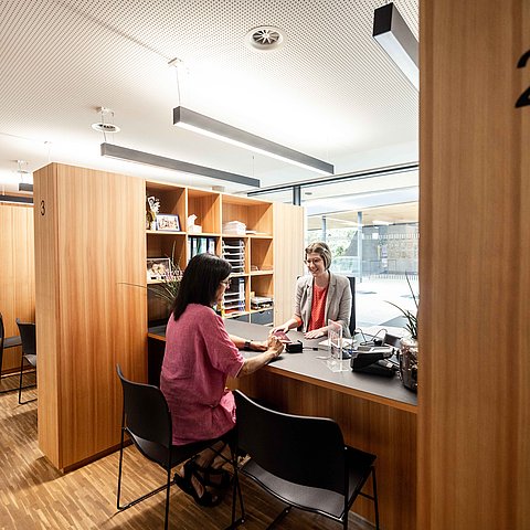 Zwei Menschen sprechen miteinander.