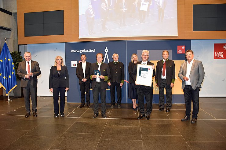 © Land Tirol/Pichler Vertreter des ersten Platzes mit Landesrat und Gemeindeverbandspräsident.