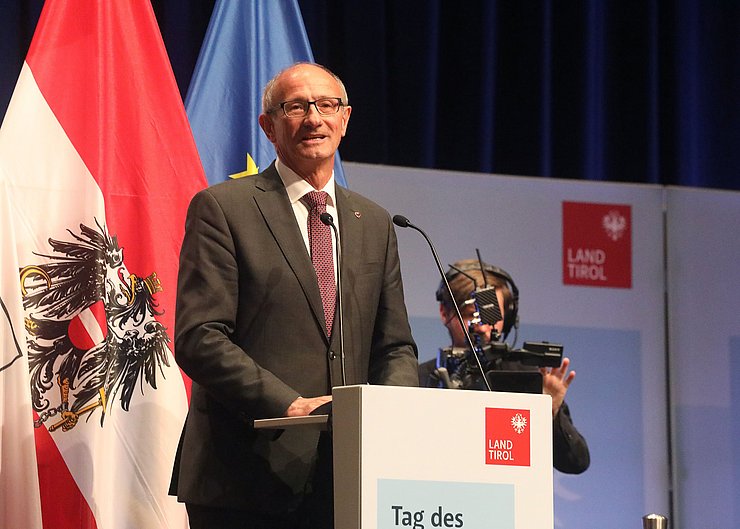 © Land Tirol/Frischauf-Bild Der Landeshauptmann spricht am Podium zu den Anwesenden.
