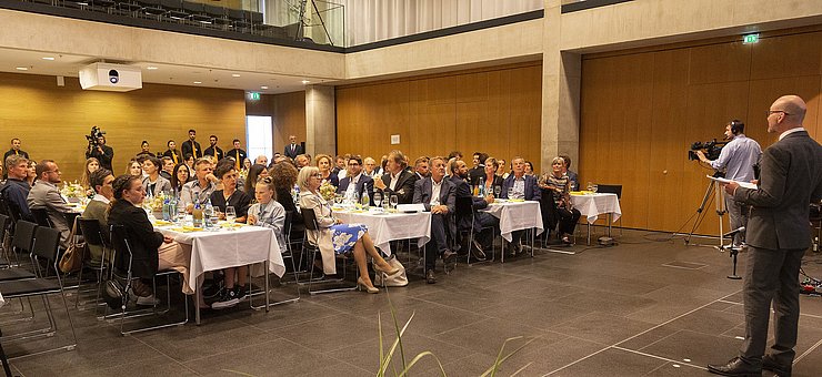 Gesellschaftlicher Höhepunkt: Die "Galanacht der Lehrlinge" im Großen Saal des Landhauses.